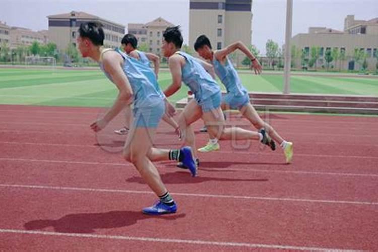 梦见很多同学在学校操场上