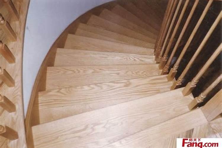 楼梯踏步用石材做更好还是用木板做?