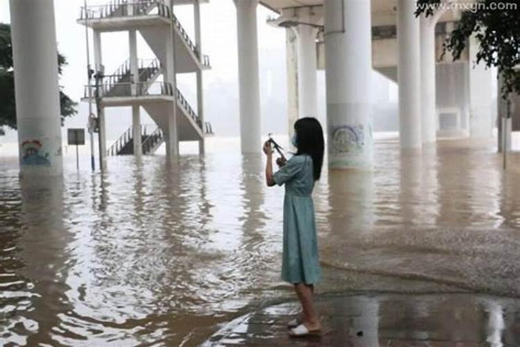 梦到下雨涨水了是什么意思啊