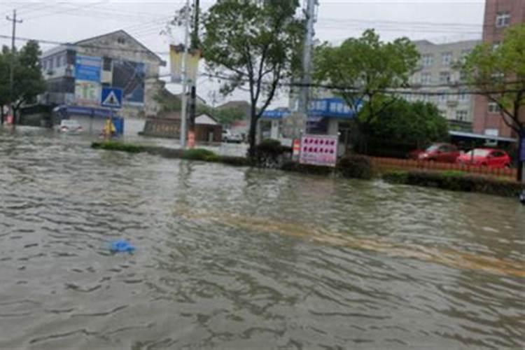 梦见大水波涛汹涌滚滚而来