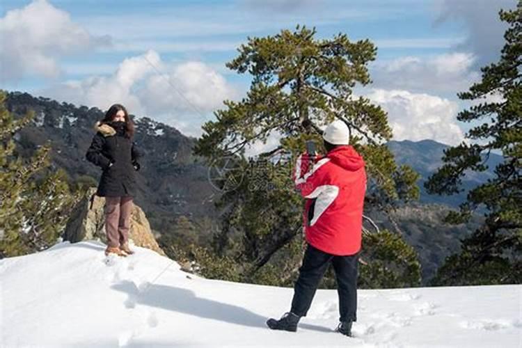 梦见雪山美景用手机拍照