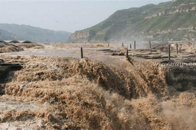 梦见山洪滚滚而来是什么意思