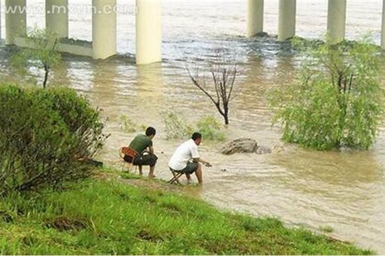 梦到涨水了淹没了道路有什么兆头