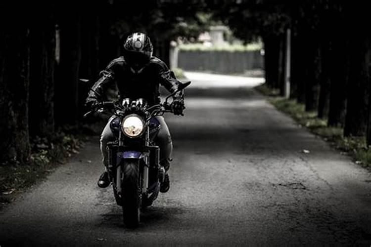 梦见自己骑摩摩托车