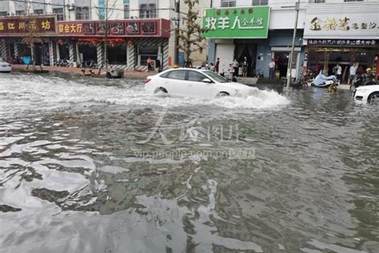 梦见自己家墓地开口了