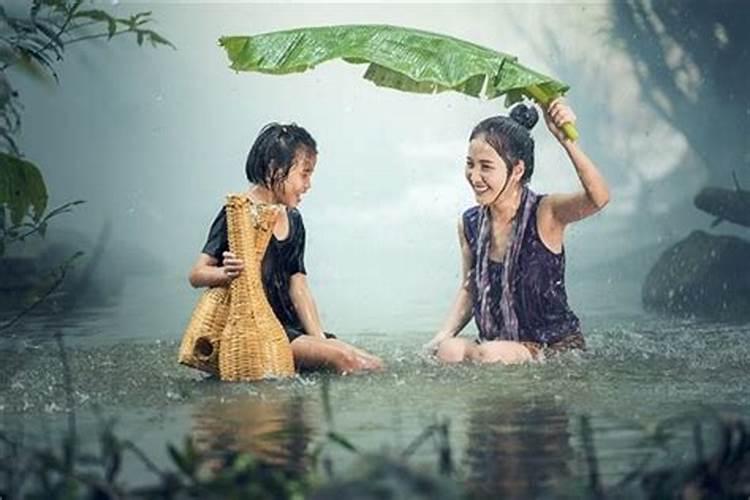 女性梦到下雨需要躲雨代表什么